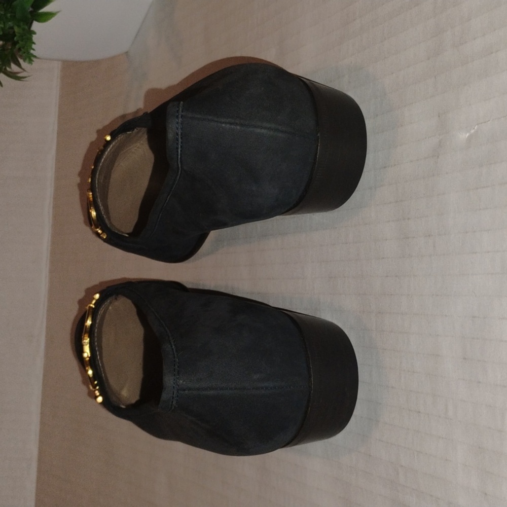 Salvatore Ferragamo Suede Loafers. Womens sz 8AA. Black & Gold Tone Hardware. - Picture 3 of 9